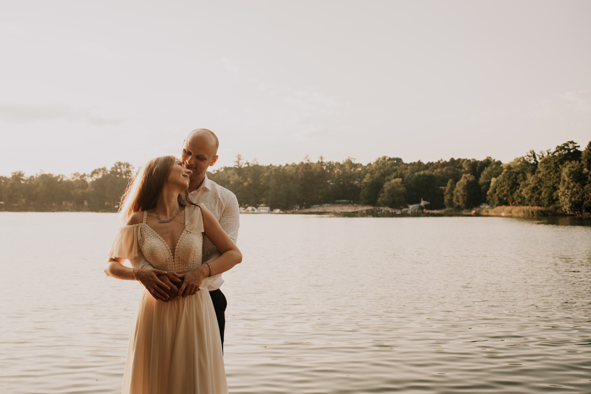 zdjęcia plenerowe pary młodej nad jeziorem w lubniewicach fotograf gorzów
