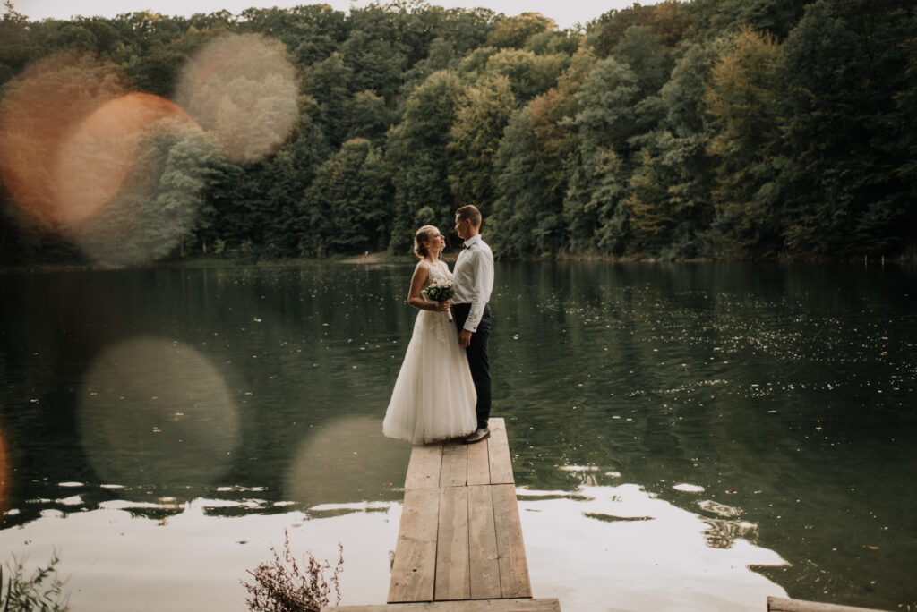 zdjęcia w plenerze nad jeziorem szmaragdowym w szczecinie fotograf ślubny