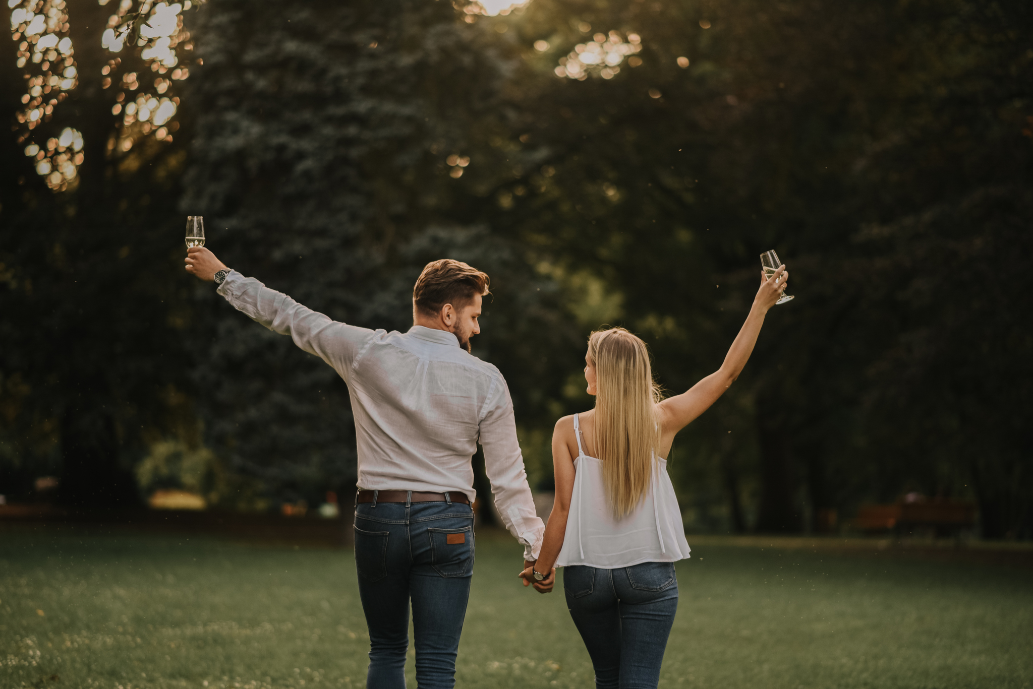 fotograf ślubny sesja w plenerze para zakochanych