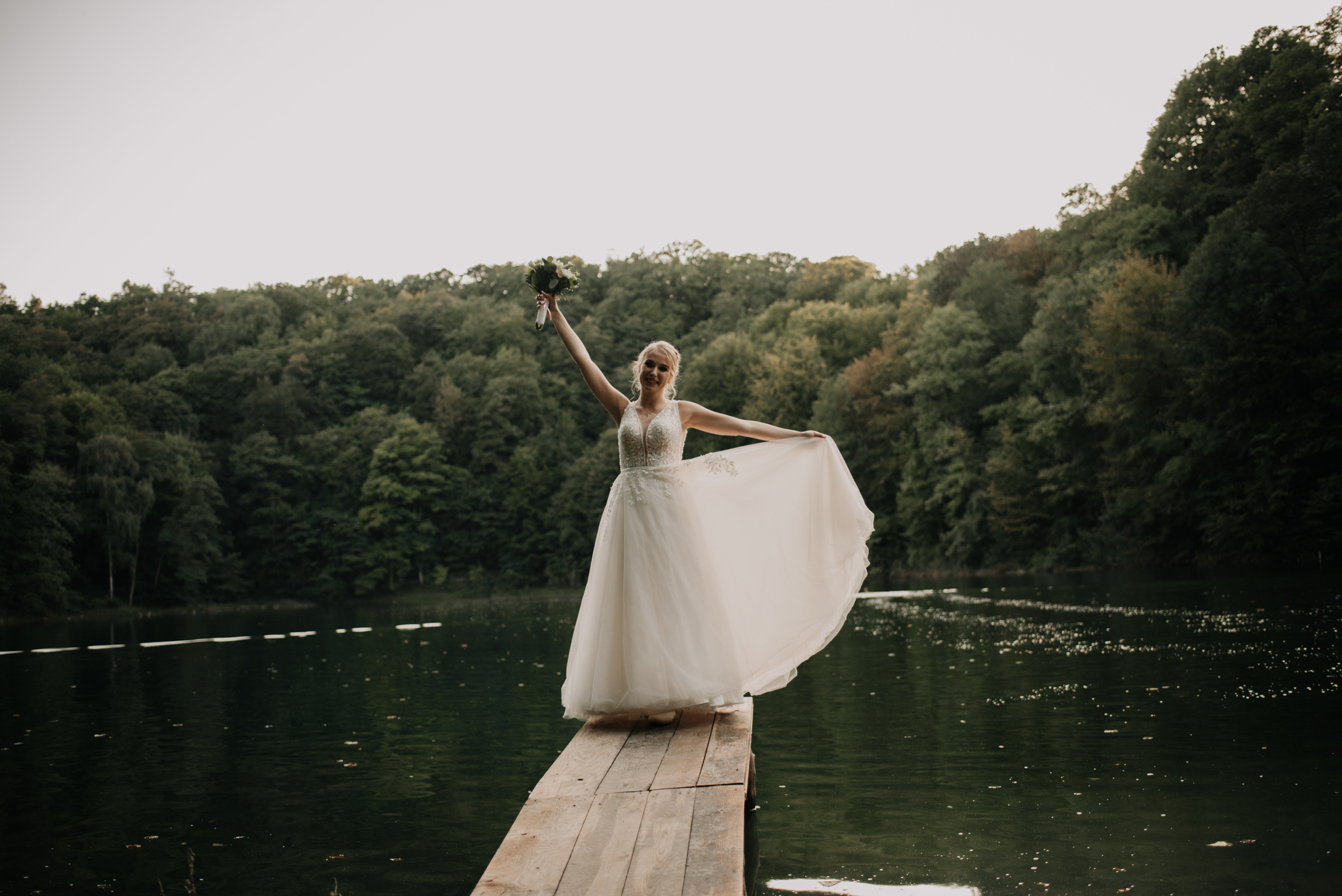 sesja ślubna pary młodej nad jeziorem szmaragdowym w szczecinie fotograf gorzów