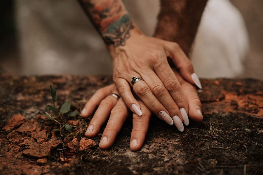 fotograf slubny sesja ślubna w plenerze obrączki zielona góra