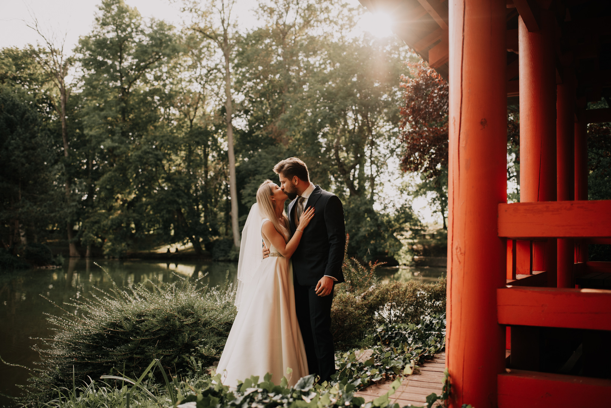 zdjęcia ślubne plenerowe pary młodej w pałacu w mierzęcinie